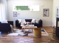 Bật mí hơn 10+ ý tưởng thiết kế nội thất phòng khách hiện đại cùng với ghế sofa nhỏ